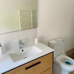 2nd Floor Cozy Flat With Free Parking Lägenhet *